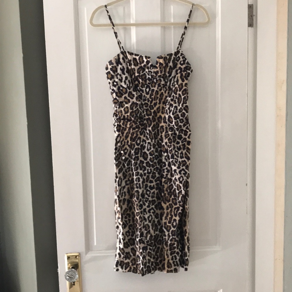 Cache slimming leopard dress